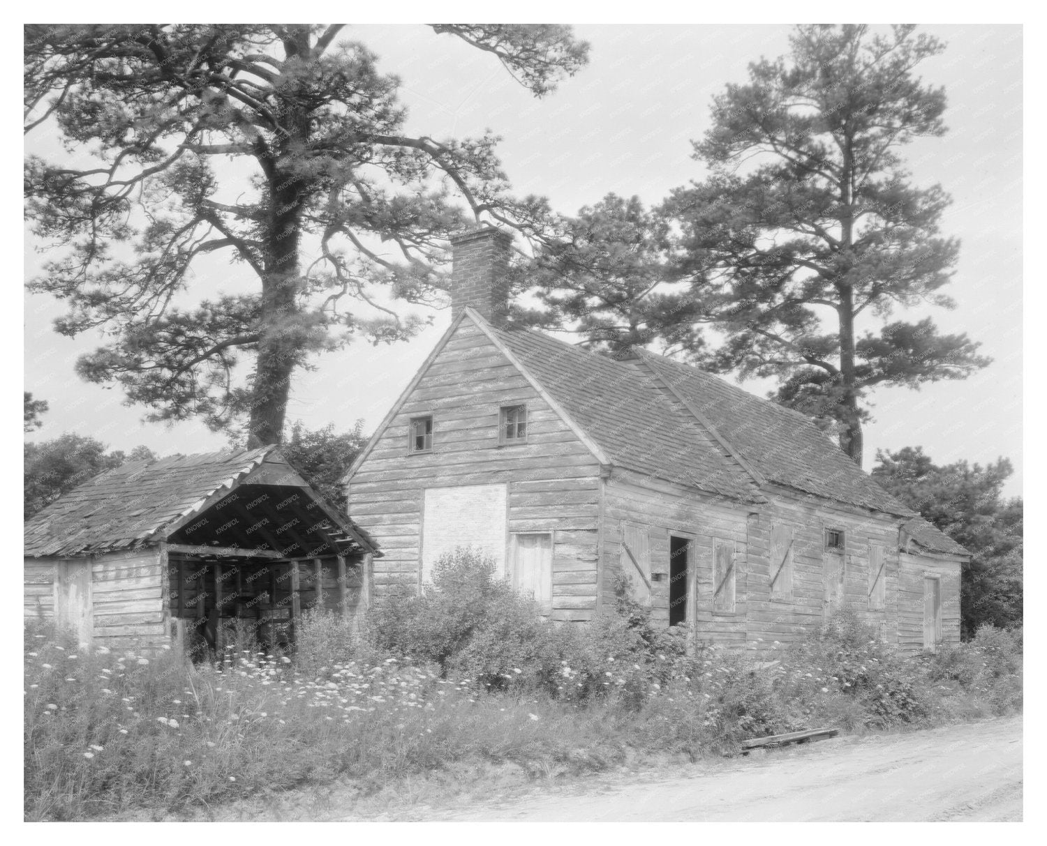 Wooden Building in Lee Mont, VA - 20th Century Architecture