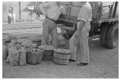 Apples and Peddlers in Steele Missouri 1938 - Available at KNOWOL