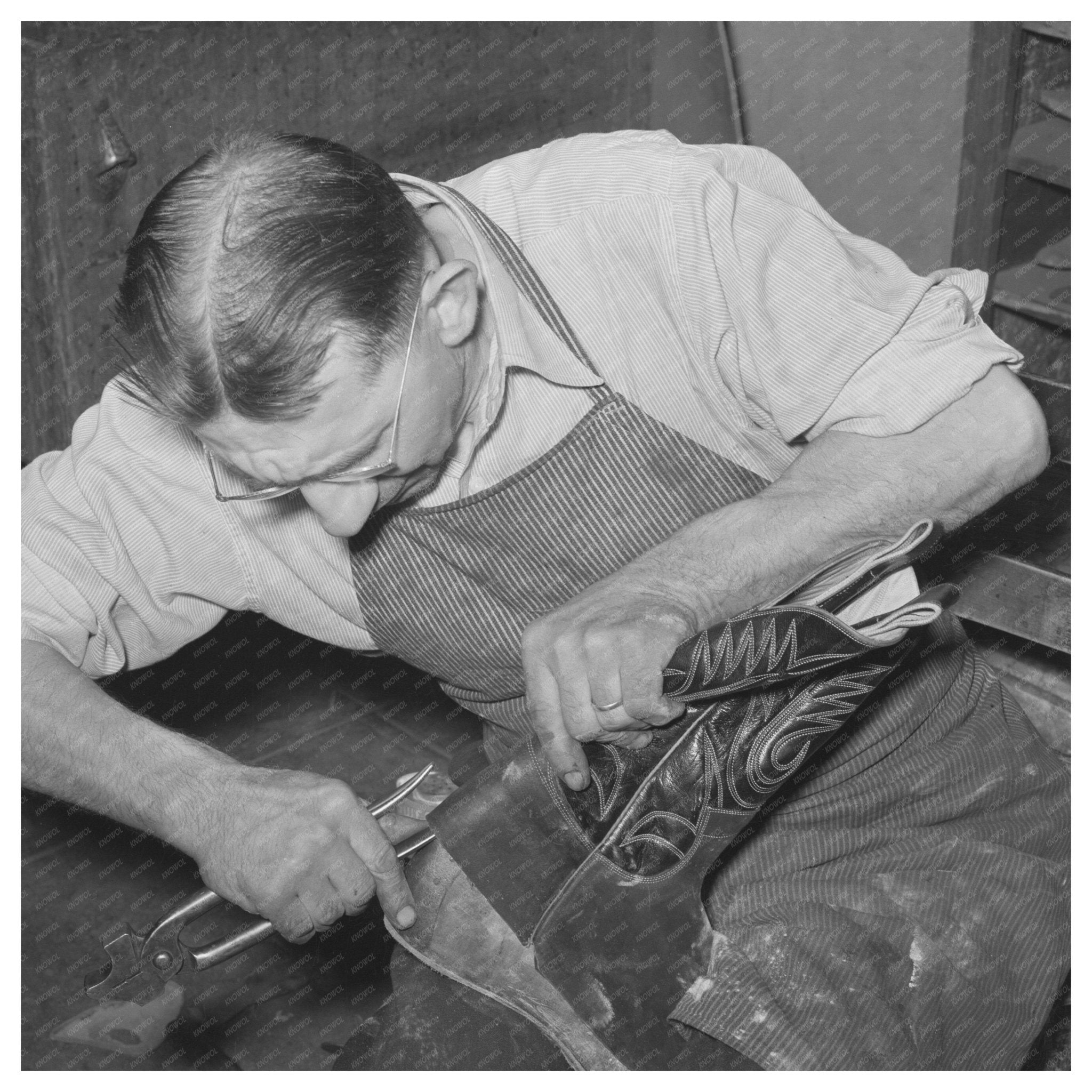 Bootmaker fitting boot lower part Alpine Texas May 1939 - Available at KNOWOL