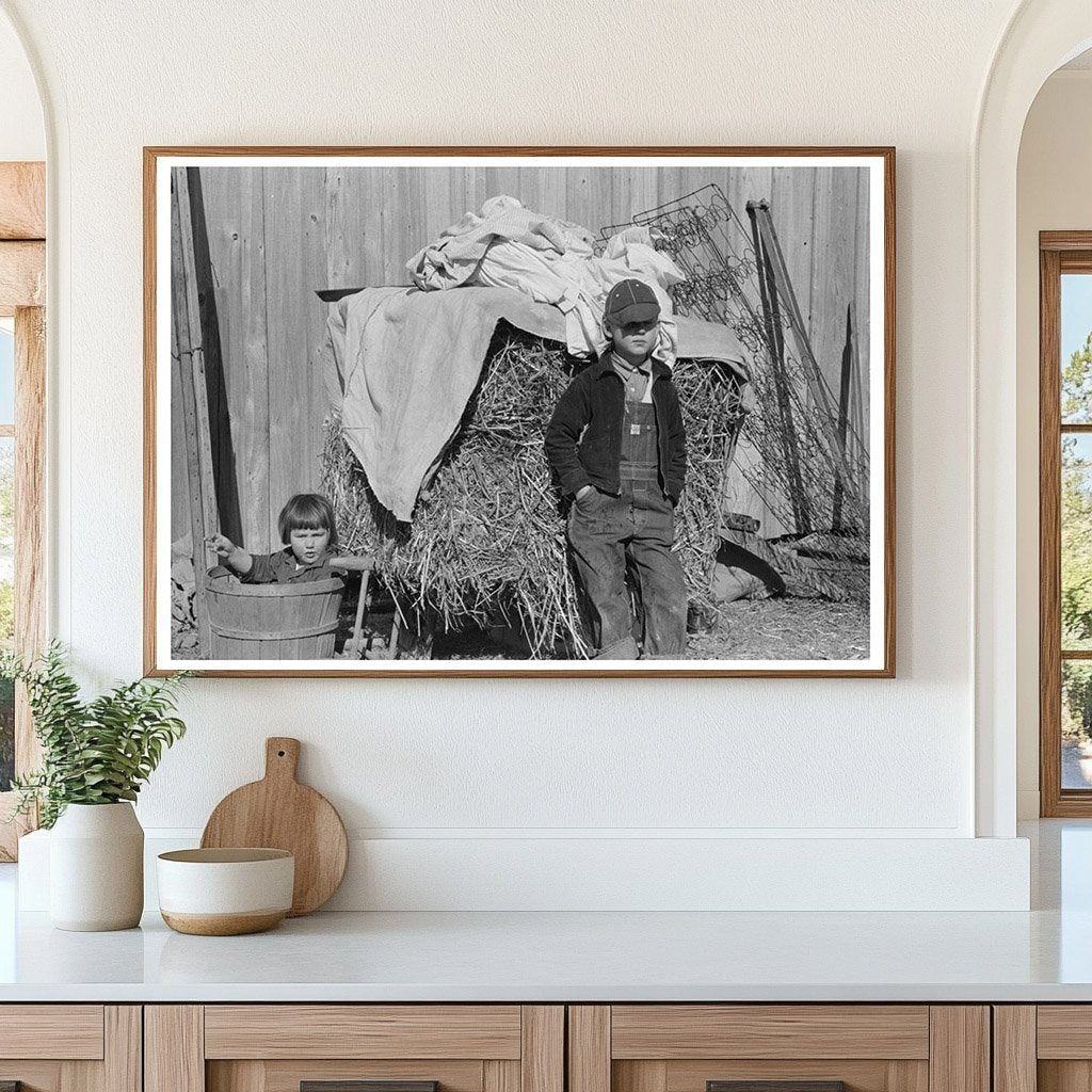 Children in front of household goods Transylvania Project 1939 - Available at KNOWOL