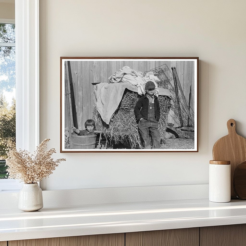 Children in front of household goods Transylvania Project 1939 - Available at KNOWOL