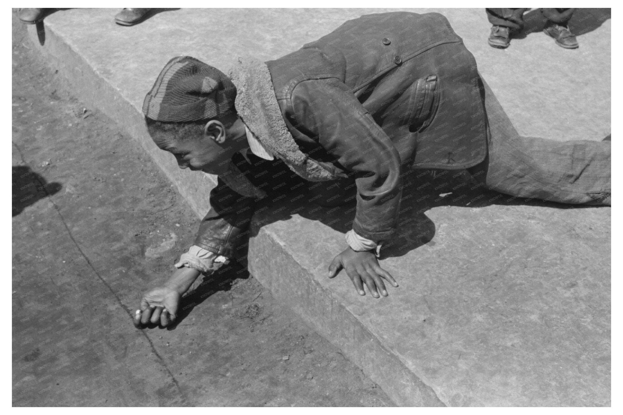 Children Playing Marbles South Side Chicago 1941 - Available at KNOWOL