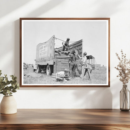 Children Unloading Stakes and Horses in Sikeston 1938 - Available at KNOWOL