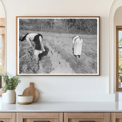 Children with Sweet Potatoes in Mississippi 1938 - Available at KNOWOL