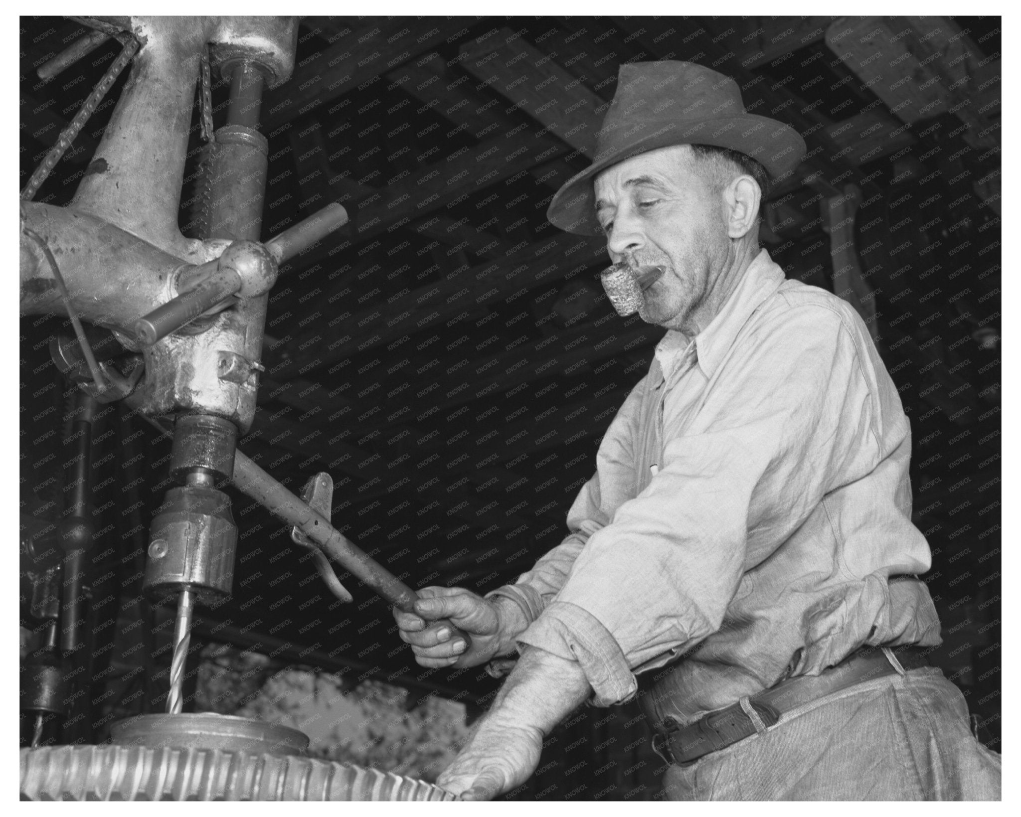 Earl La Roe Operating Machinery in Eustis Florida 1942 - Available at KNOWOL