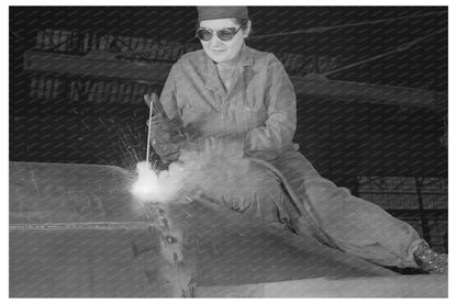 Female Welder Enola OConnell at Heil Company 1943 - Available at KNOWOL