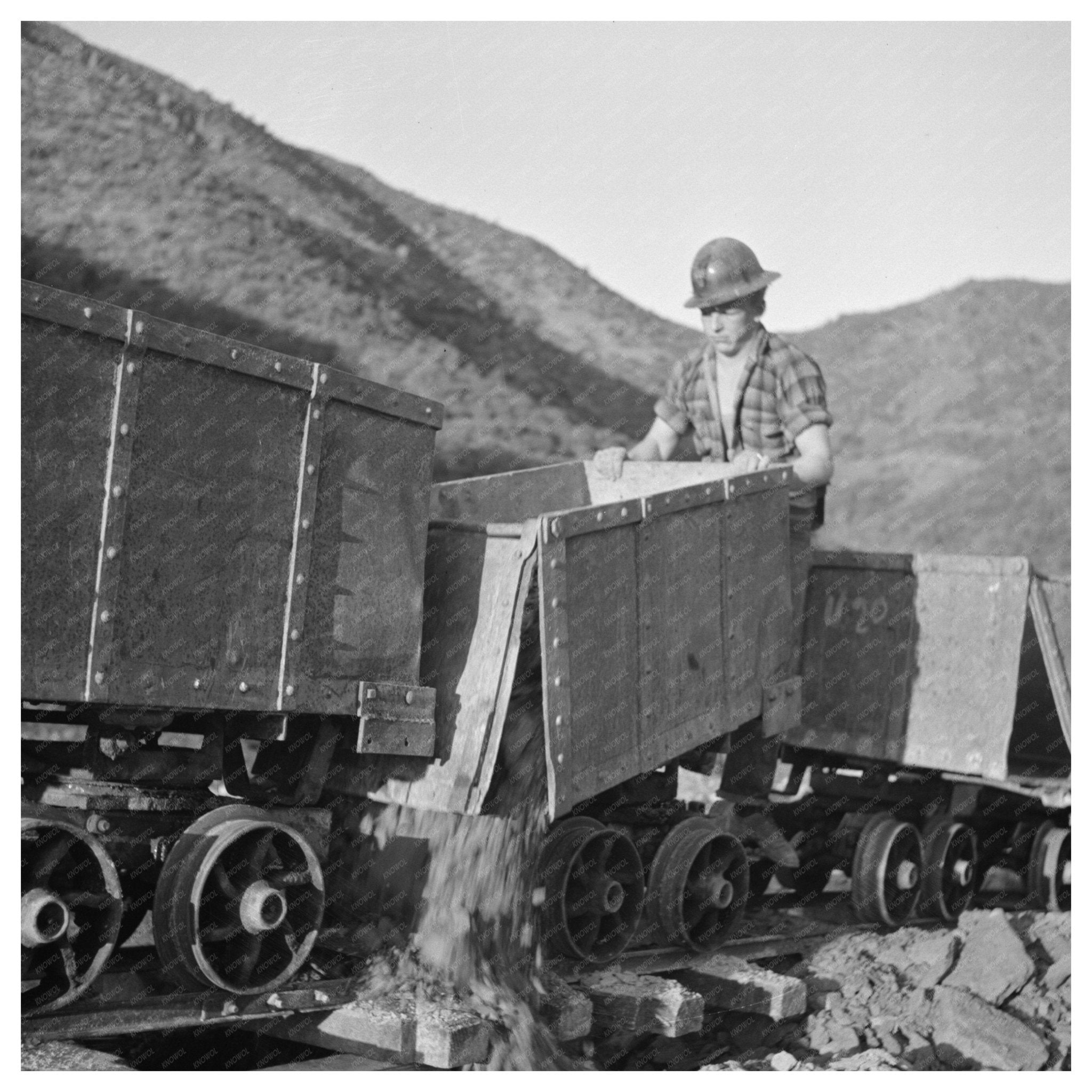 Kingman Arizona tungsten ore mining operations 1942 - Available at KNOWOL