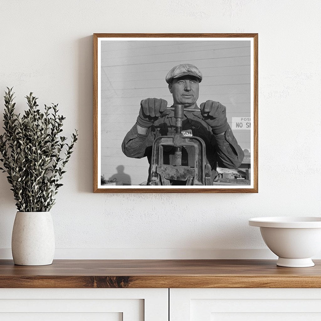 Las Vegas Pipe Fitting Worker 1942 - Available at KNOWOL