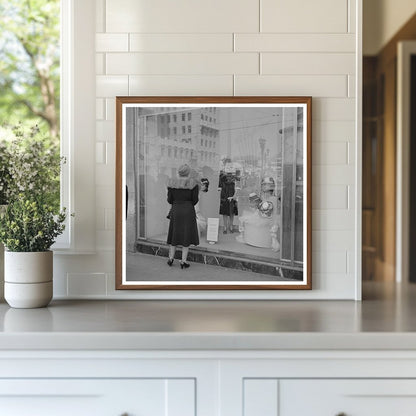 Los Angeles Street Scene April 1942 Window Shopping - Available at KNOWOL