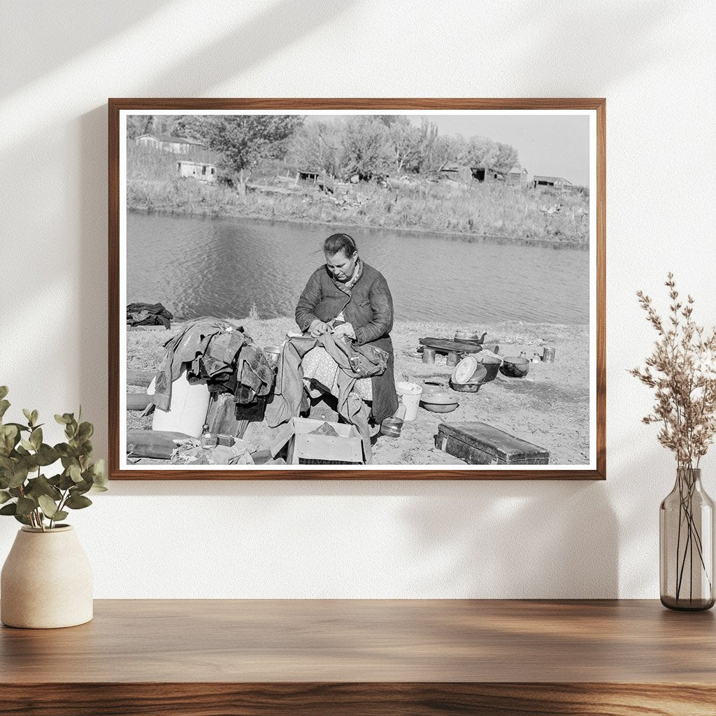 Migrant Mother Sewing in Oregon 1939 - Available at KNOWOL