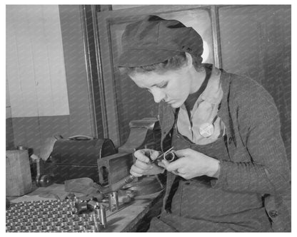 Milwaukee Woman Assembling M5 and M7 Guns 1943 - Available at KNOWOL