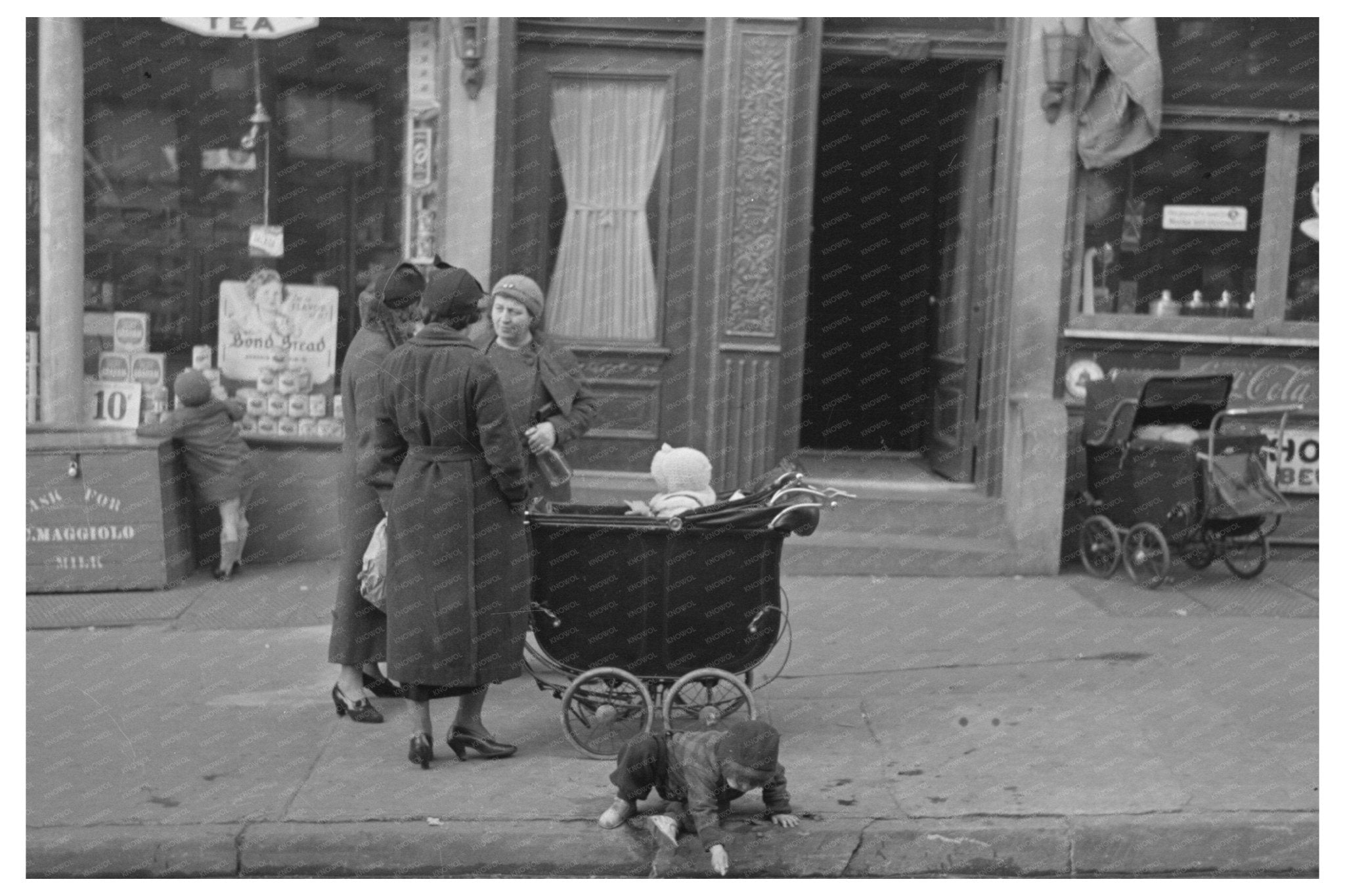 Mothers Chatting in the Bronx 1936 - Available at KNOWOL