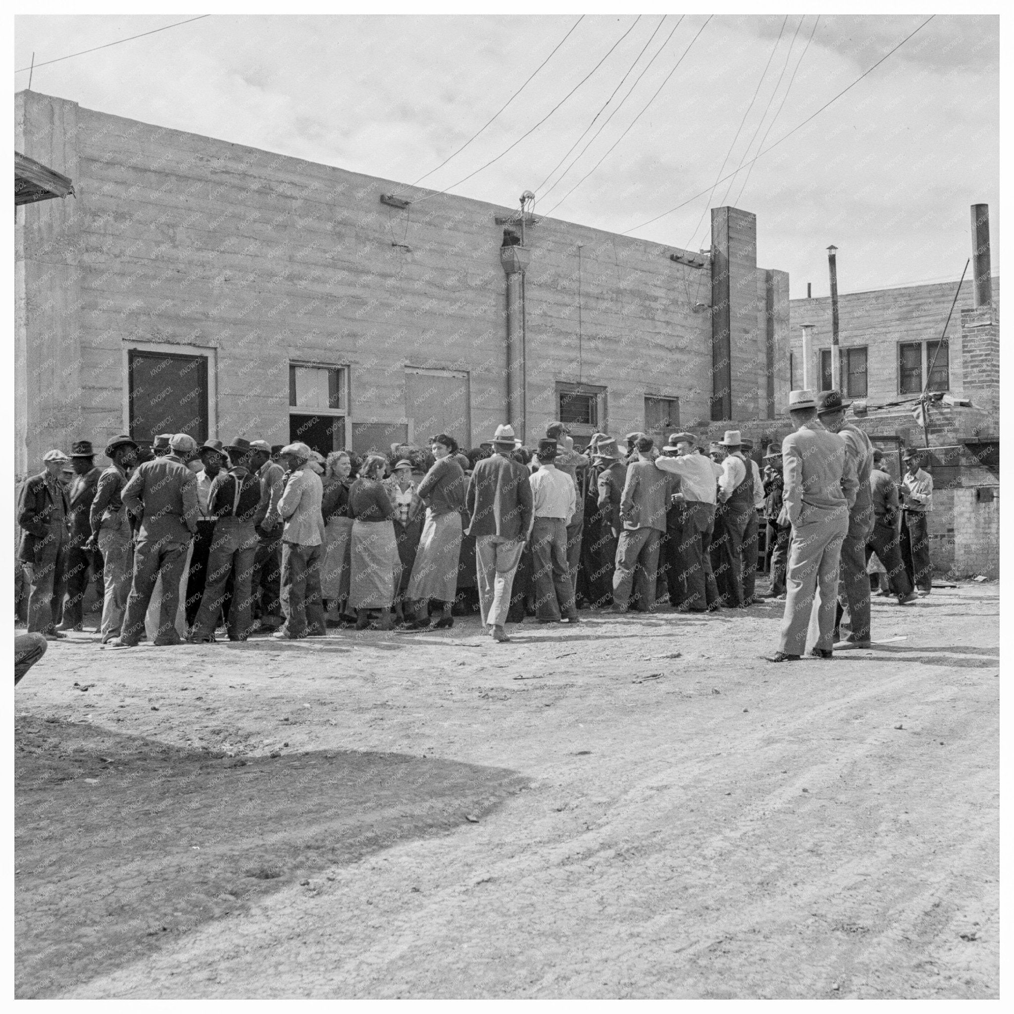 Relief Checks Queue in Calipatria California 1937 - Available at KNOWOL