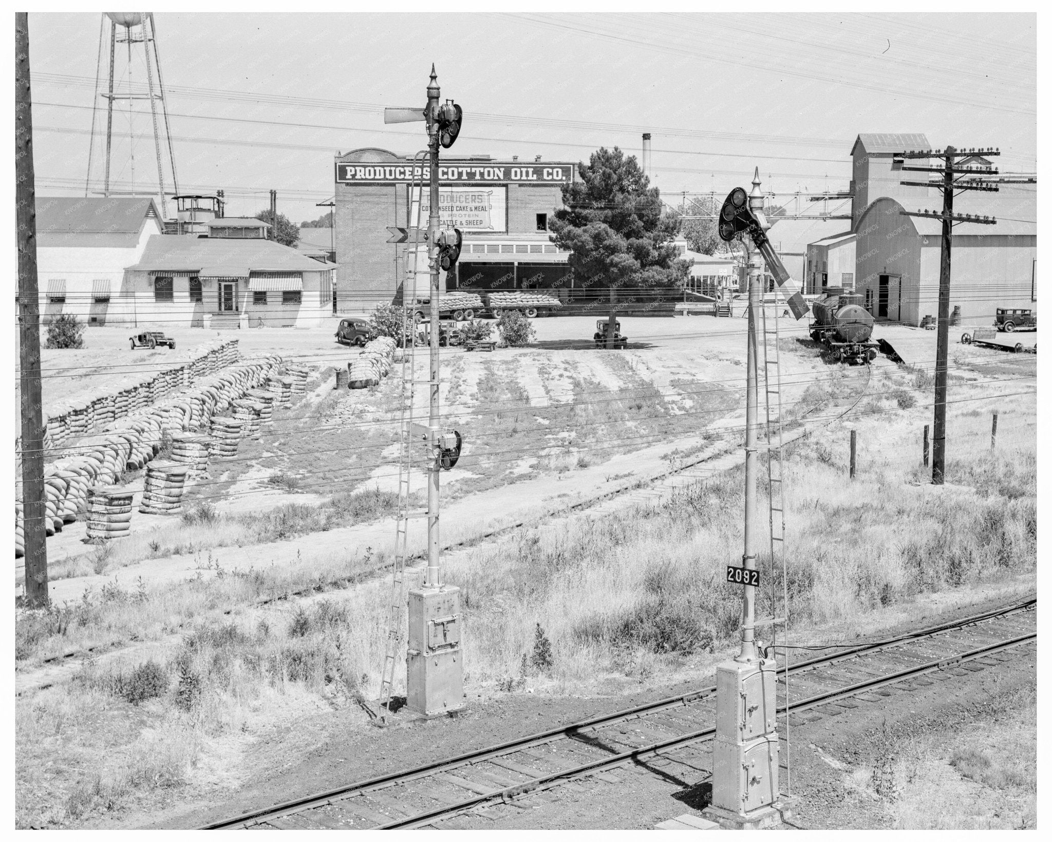 Roadside Scene Near Fresno California 1939 - Available at KNOWOL