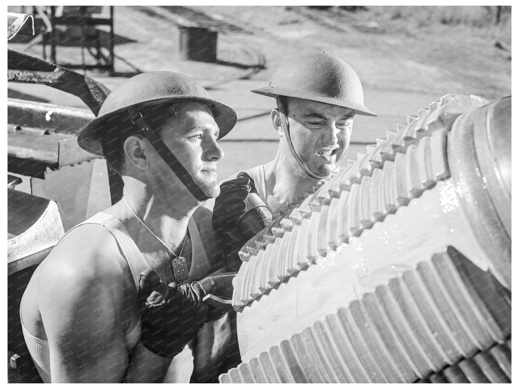 Soldiers Securing Howitzer Breech Block March 1942 - Available at KNOWOL