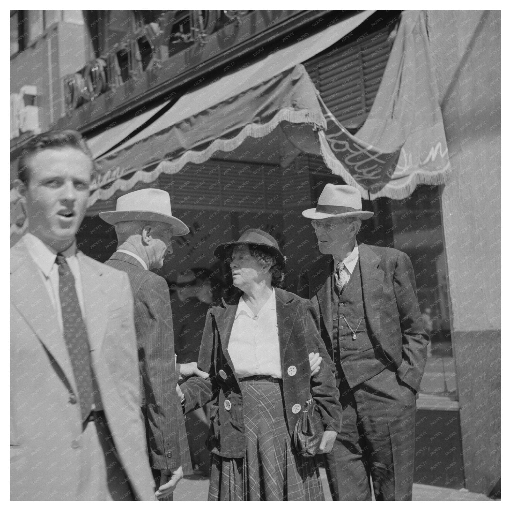 Vintage Los Angeles Street Scene April 1942 - Available at KNOWOL